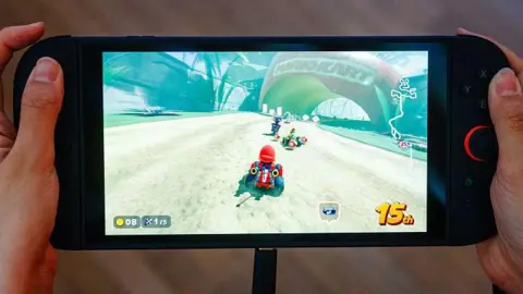 粉丝排队购买 任天堂Switch 2 零点开售