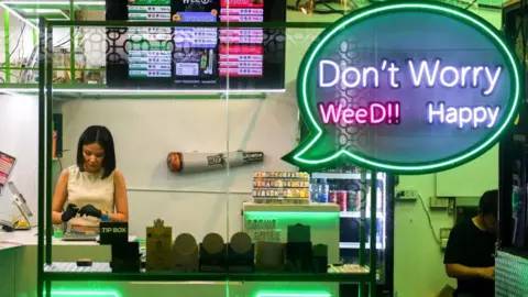 泰国“大麻荒西部”面临新规，走私到英国增加