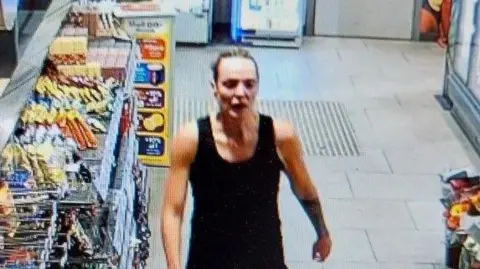 警方展开水下搜索寻找失踪女性