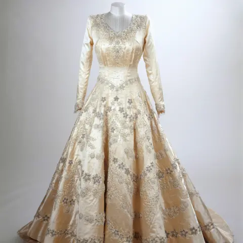 伊丽莎白二世服饰将在重要展览中展出