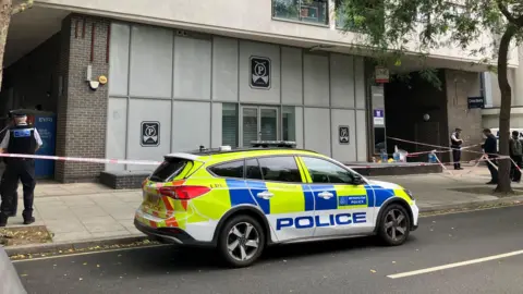 伦敦南部四人持刀伤人案：两人丧生，一人生命垂危，一人被捕
