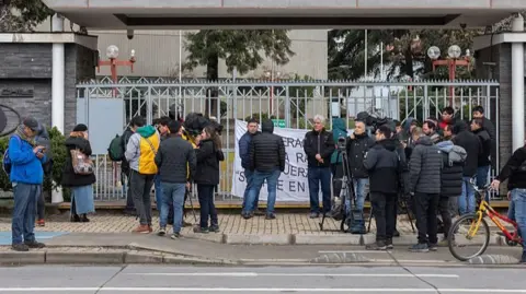 智利救援人员确认五名矿工死亡，仍在寻找最后一名失踪矿工