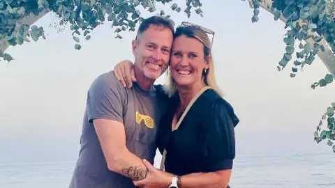 伊朗拘留的英国夫妇首次获准与家人通话