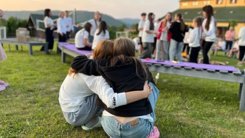 乌克兰儿童相依为命，度过失踪家人的夏季