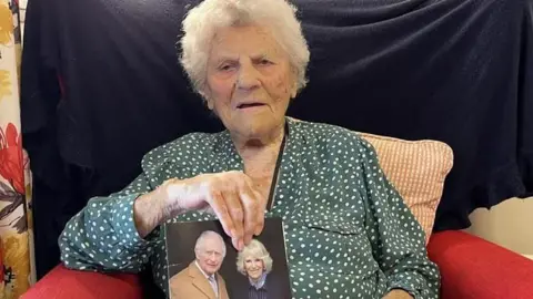 英国女性成为世界最长寿者，116岁生日