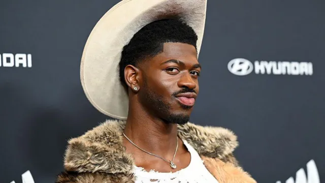 Lil Nas X因在洛杉矶街头穿着内裤闲逛被捕并送往医院