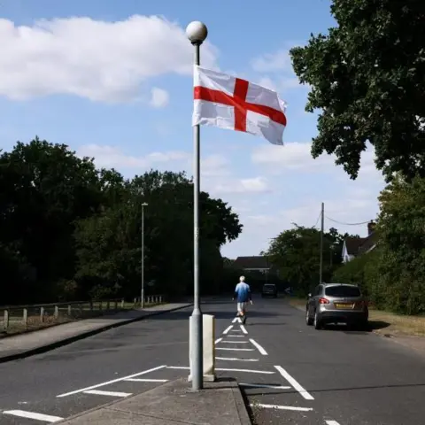 国旗开始装点街道，或蕴含更深含义