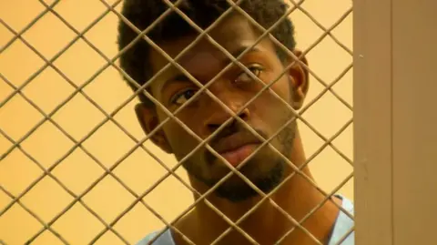 Lil Nas X在洛杉矶被捕后因四项重罪指控不认罪