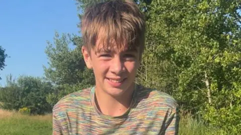 少年因圆环车祸坠亡，另一少年被捕