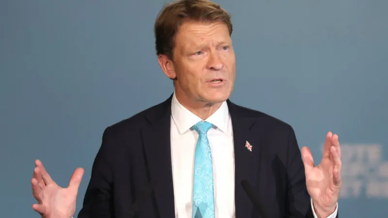 副党魁建议重新审视承诺的900亿英镑减税计划