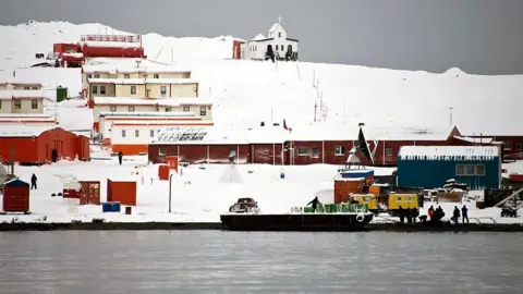 美国飞行员及网红从智利南极空军基地获释