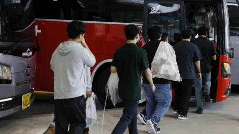 韩国工程师向BBC披露：美国官员将我们绑起来并指着枪
