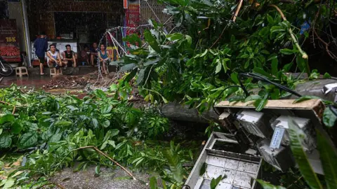 台风袭击越南致至少11人死亡