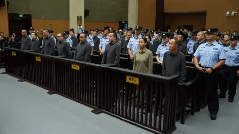 中国判处黑帮家族11名成员死刑