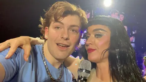Katy Perry现场为超级粉丝献唱，歌词中提及德比郡